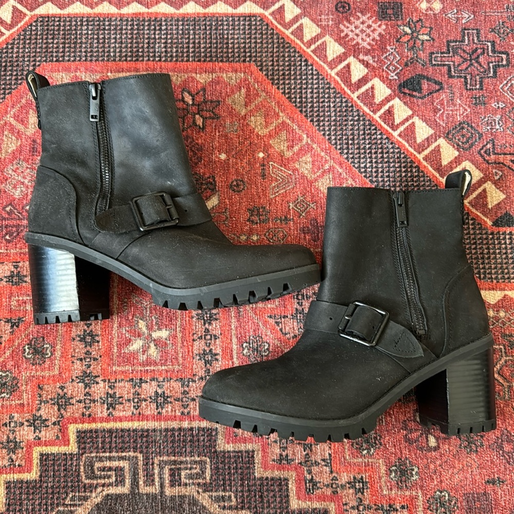 UGG Leather Lug Sole Boots Sz.9